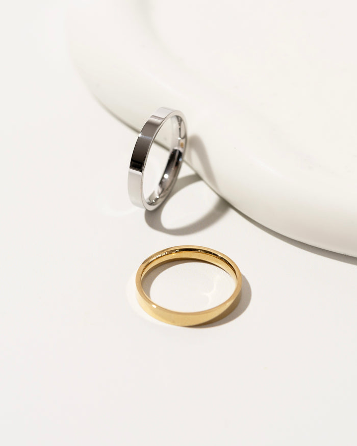 Delicate band ring