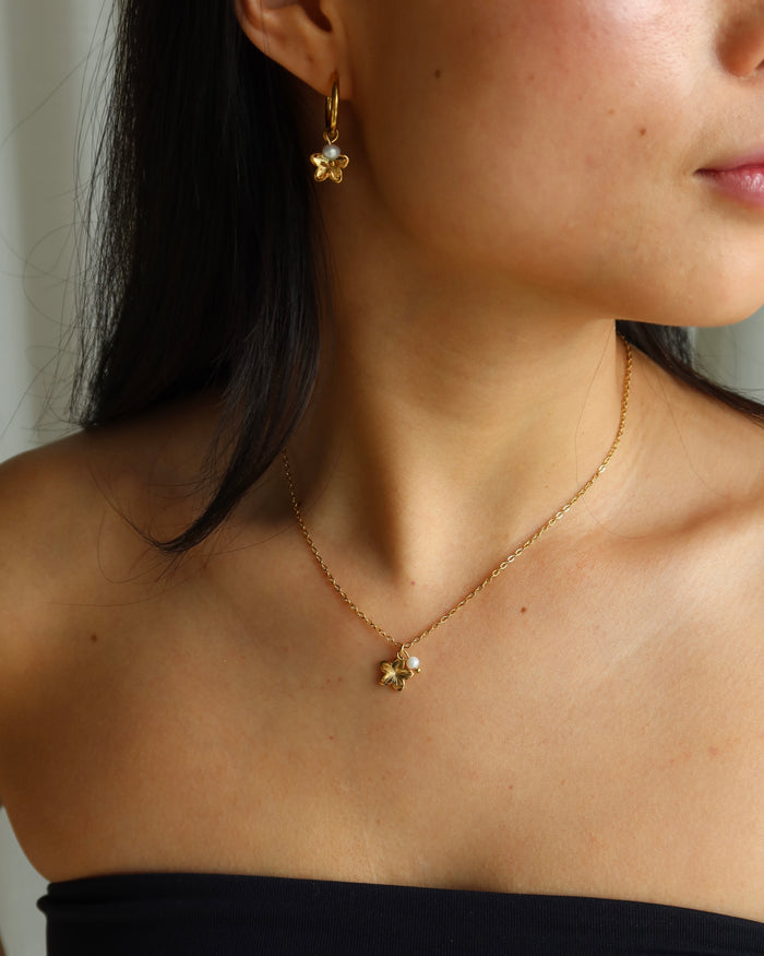 Hibiscus earrings - shell