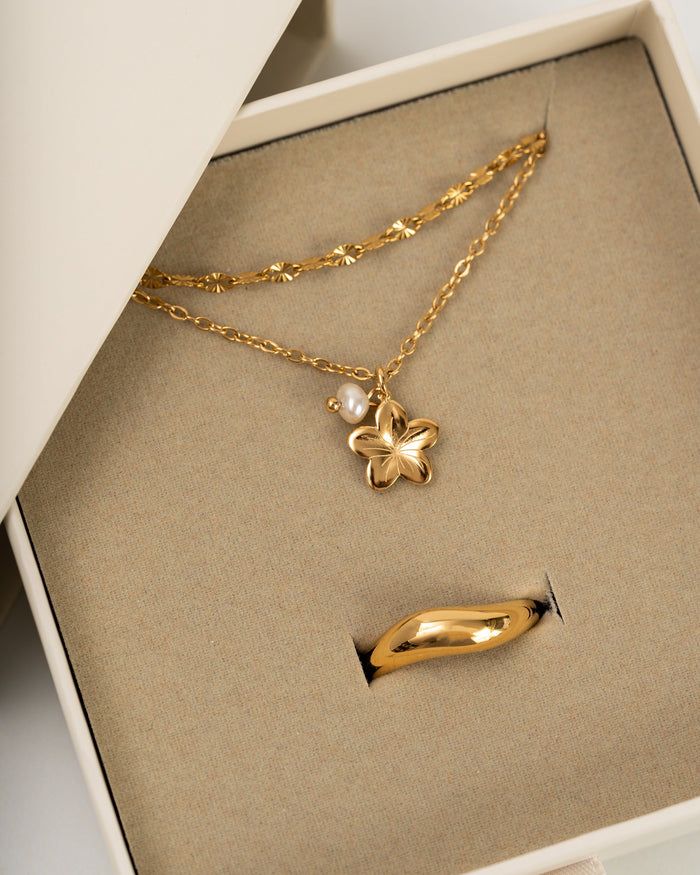 Hibiscus necklace - shell