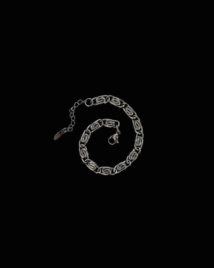 Shell bracelet statement