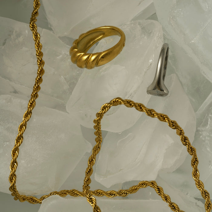 Torsade minimalist necklace